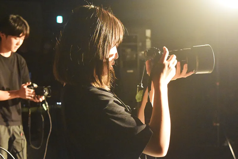 『FUJI ROCK FESTIVAL』公式ムービー撮影を務める折井OBの授業でアーティスト演奏シーンの撮影に挑戦！