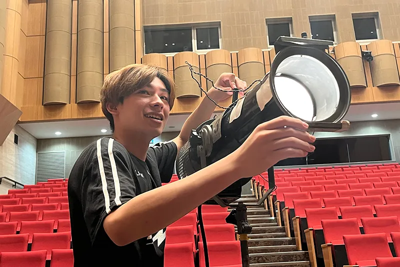 演者を引き立てる光の演出を学ぶ！照明クリエイティブ科「Pinspot実習」