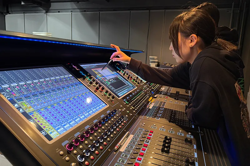 学生だけでライブをつくりあげる！音響技術科2年生「卒業制作」でライブを開催